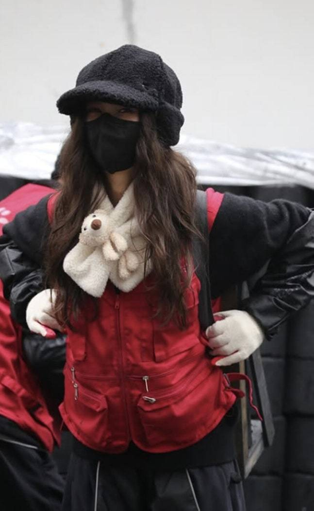 연탄 봉사 활동을 펼친 다니엘. 디시인사이드 캡처