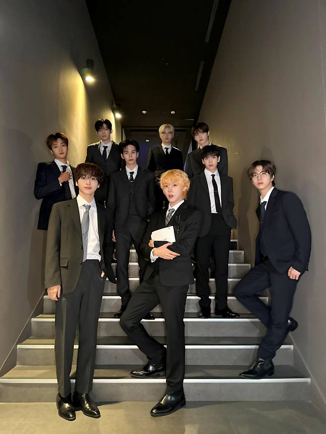 크래비티, 찬란했던 데뷔 5주년..♥러비티와 종무식