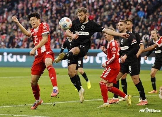 김민재(왼쪽)가 지난 11월  독일 뮌헨의 알리안츠 아레나에서 열린 2025~2026시즌 독일 분데스리가 12라운드 경기 중 상대 선수와 볼 경합하고 있다. /AFPBBNews=뉴스1