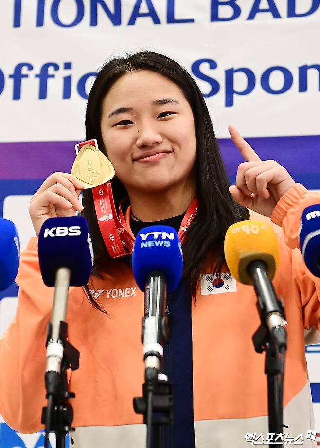 26 числа (по корейскому времени) китайское СМИ Sina Sports одобрило введение 15-балльной трехсетовой системы, продвигаемой Всемирной федерацией бадминтона (BWF). СМИ заявили, что игровое время следует сократить, заявив, что некоторые зрители дремали в женских одиночных и женских парных финалах финала мирового тура BWF 2025 года, где Ан Се Ён (Samsung Life Insurance, №1 в мире) и Ли Со Хи (международный аэропорт Инчхон) и Пэк Хана (MG Сэмыль Кымго) выиграли чемпионат соответственно. БД новостей Xports