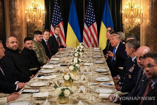 양자 회담 시작한 트럼프와 젤렌스키 (AFP=연합뉴스) 도널드 트럼프 미국 대통령과 볼로디미르 젤렌스키 우크라이나 대통령이 28일(현지시간) 미국 플로리다주 팜비치에 있는 트럼프 대통령의 마러라고 리조트에서 양자 회담을 진행하고 있다. 2025.12.28