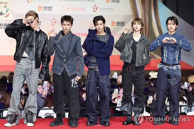 포즈 취하는 코르티스 (인천=연합뉴스) 류효림 기자 = 그룹 코르티스가 25일 인천 영종도 인스파이어 엔터테인먼트 리조트에서 열린 2025 SBS 가요대전 레드카펫 행사에서 포즈를 취하고 있다. 2025.12.25 ryousanta@yna.co.kr