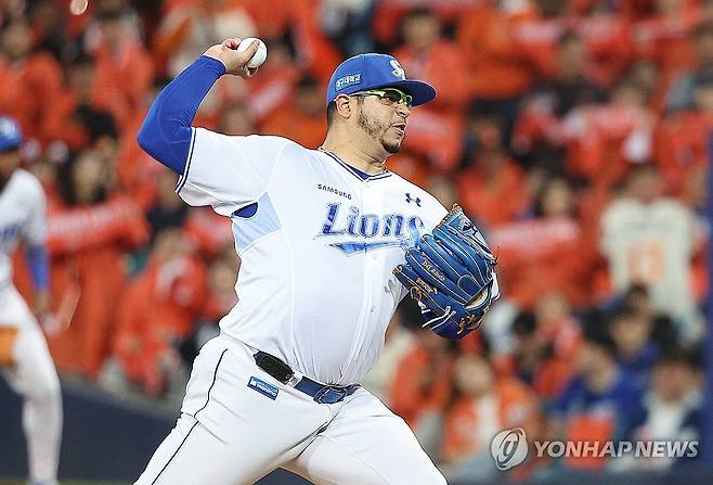 후라도, 역투 (대구=연합뉴스) 윤관식 기자 = 21일 대구 삼성라이온즈파크에서 열린 2025 프로야구 KBO리그 포스트시즌 플레이오프 3차전 한화 이글스와 삼성 라이온즈의 경기. 3회초 삼성 선발투수 후라도가 역투하고 있다. 2025.10.21 psik@yna.co.kr