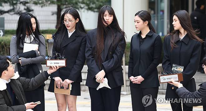 법정출석 마치고 질문에 답하는 뉴진스(NJZ) (서울=연합뉴스) 김인철 기자 = 걸그룹 뉴진스(NJZ)가 7일 서울 서초구 서울중앙지방법원에서 열린 '기획사 지위보전 및 광고계약 체결 등 금지' 가처분 신청의 심문기일을 마친 뒤 법원 청사를 나서며 취재진 질문에 답하고 있다.
    왼쪽부터 하니, 민지, 혜인, 해린, 다니엘. 2025.3.7 yatoya@yna.co.kr