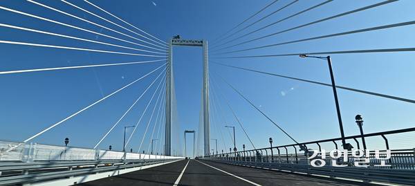 내년 개통을 앞둔 제3연륙교 현장 프레스투어가 열린 30일 오전 제3연륙교의 문(門)형식 주탑과 와이어가 웅장한 모습을 보이고 있다. 2025.12.30 /조재현기자 jhc@kyeongin.com