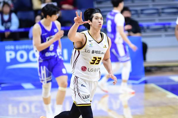창원LG 타마요가 26일 부산 KCC전에서 3점 슛을 성공한 뒤 세레모니를 하고 있다. /KBL