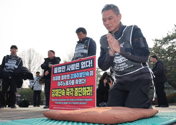 고(故) 뚜안 씨의 아버지가 29일 서울 종로구 청와대 분수대 앞에서 정부 사과·진상규명·강제 단속 중단을 촉구하며 108배를 하고 있다. /연합뉴스