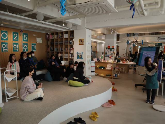 대구2·28기념학생도서관은 영자 신문 읽기, 독서 연극 놀이 등 다양한 독후 활동을 통해 학생들의 사고력을 확장하고 독서의 즐거움을 느끼도록 한다. 대구시교육청 제공