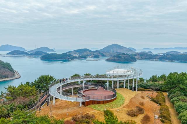 새롭게 조성된 통영 달아공원 전망대 모습./통영시/