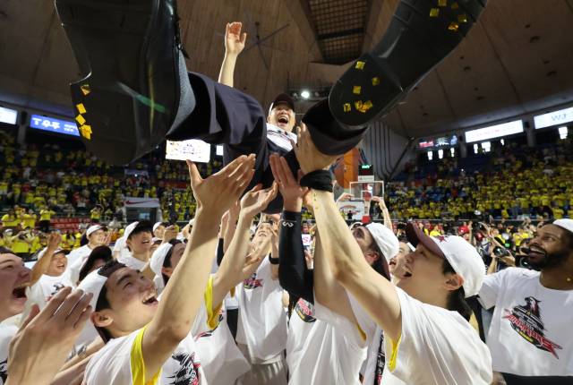 2024-2025시즌 프로농구 챔피언에 등극한 창원 LG 세이커스 선수들이 조상현 감독을 헹가래 치고 있다./연합뉴스/