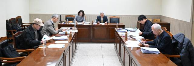 2026 경남신문 신춘문예 심사위원들이 본사 회의실에서 심사를 하고 있다./경남신문DB/