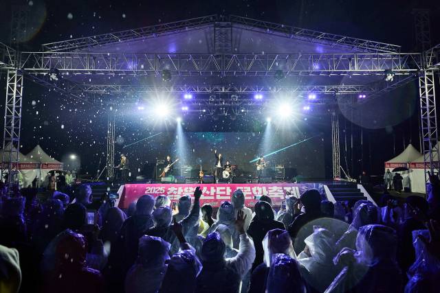 지난 11월 8일 ‘2025 창원산단 문화축제’에서 관람객들이 크라잉넛 공연을 즐기고 있다./경남문화예술진흥원/