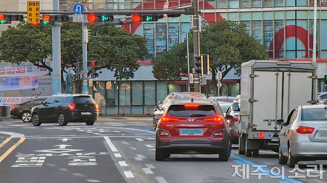 교통혼잡이 잦아 차선 등 체계가 일부 변경된 첫날 30일 제주시 광양로터리. 차량(빨간색)이 버스전용차로를 일반차로로 오해해 잘못 진입하는 등 혼잡이 잇따르고 있다. ⓒ제주의소리