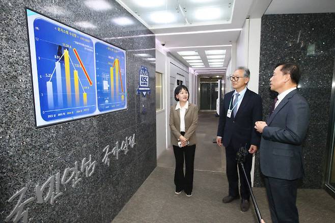 김종철 방송미디어통신위원장(오른쪽)이 29일 한국인터넷진흥원(KISA) 서울분원을 방문해 이동통신사 등의 대형 해킹사고와 개인정보 유출사고 등과 관련한 불법스팸 현황을 점검하고 있다.사진=방송미디어통신위원회