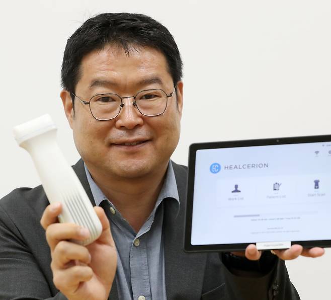 류정원 힐세리온 대표가 글로벌 최초 휴대용 무선 초음파기기 소논을 들어보이고 있다.  (사진=이데일리 김태형 기자)