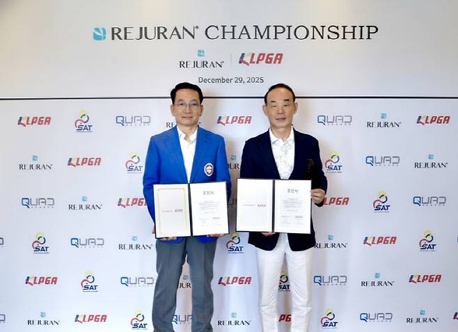 왼쪽부터 김상열 KLPGA 회장과 정상수 파마리서치 회장.(사진=파마리서치 제공)