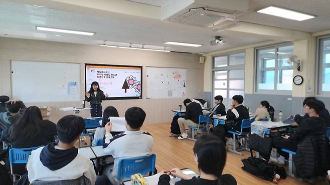 디지털 과몰입 청소년 인문치유 프로그램의 모습. 사진=게임문화재단