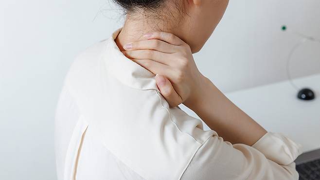 통증을 유발하는 신경의 전달 경로 자체를 차단해 통증 악순환을 끊는 치료가 바로 신경차단술이다｜출처: 클립아트코리아