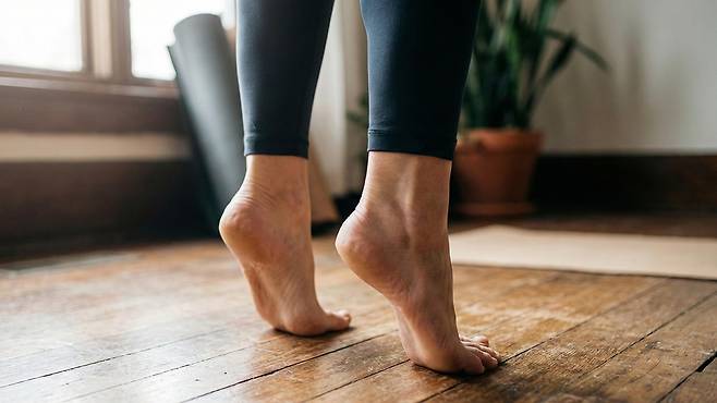 뒤꿈치 들기 운동은 종아리 근육을 강화할 수 있다｜출처: Gemini 생성