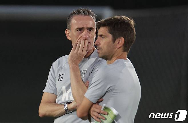 벤투 감독(왼쪽)을 보좌하던 당시의 코스타 코치 2022.11.29/뉴스1 ⓒ News1 이광호 기자