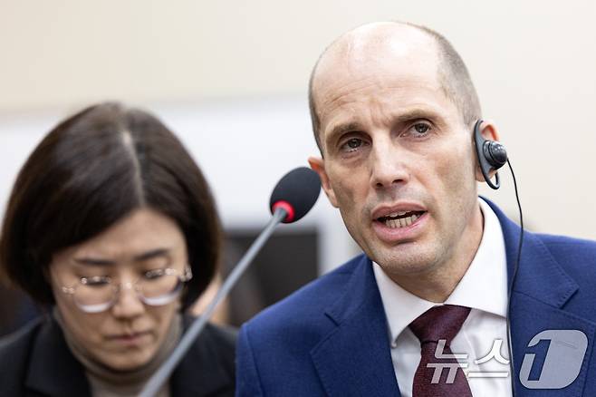 해롤드 로저스 쿠팡 대표이사가 30일 서울 여의도 국회에서 열린 쿠팡 침해사고 및 개인정보 유출, 불공정 거래, 노동환경 실태 파악과 재발방지 대책 마련을 위한 연석 청문회에 출석해 의원 질의에 답변하고 있다. 2025.12.30/뉴스1 ⓒ News1 이승배 기자