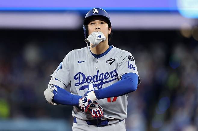 LA 다저스 오타니 쇼헤이가 1일(현지시간) 캐나다 온타리오주 토론토에서 열린 2025 메이저리그(ML) 토론토와 월드시리즈(WS) 7차전 3회에서 뜬공으로 물러나고 있다. 사진 | AFP연합뉴스