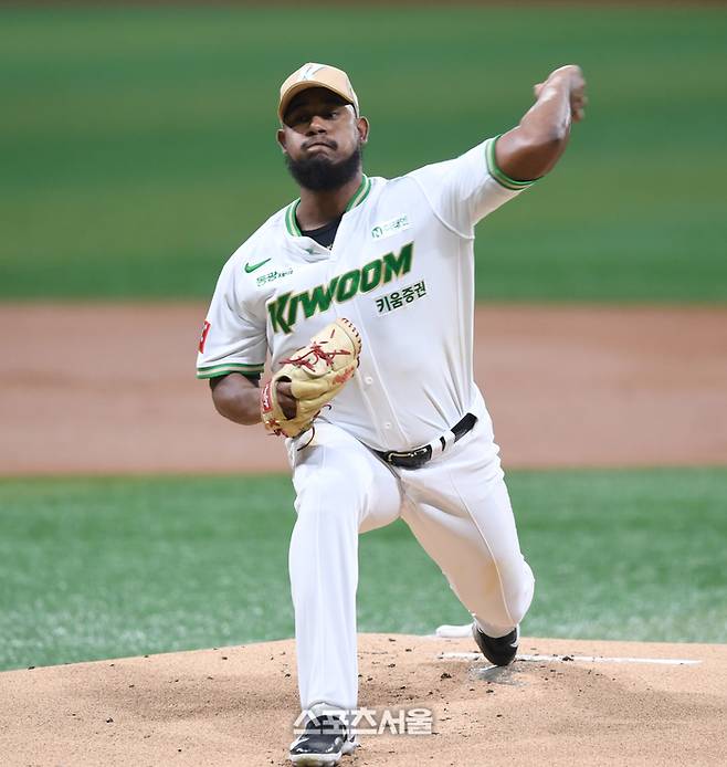 키움 메르세데스가 27일 서울 고척스카이돔에서 열린 2025 KBO리그 한화와 경기에서 역투하고 있다.  고척 | 최승섭 기자 thunder@sportsseoul.com