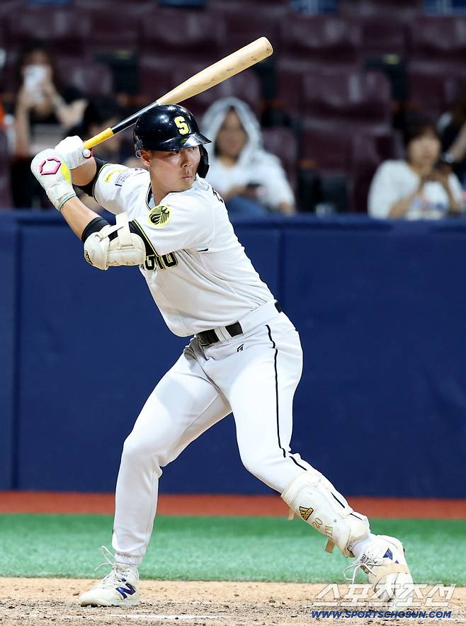 1일 고척스카이돔에서 열린 2025 KBO 퓨처스리그 챔피언결정전 상무와 KT의 경기, 8회말 상무 전미르가 대타로 나서 타격을 하고 있다. 고척=허상욱 기자wook@sportschosun.com/2025.10.01/