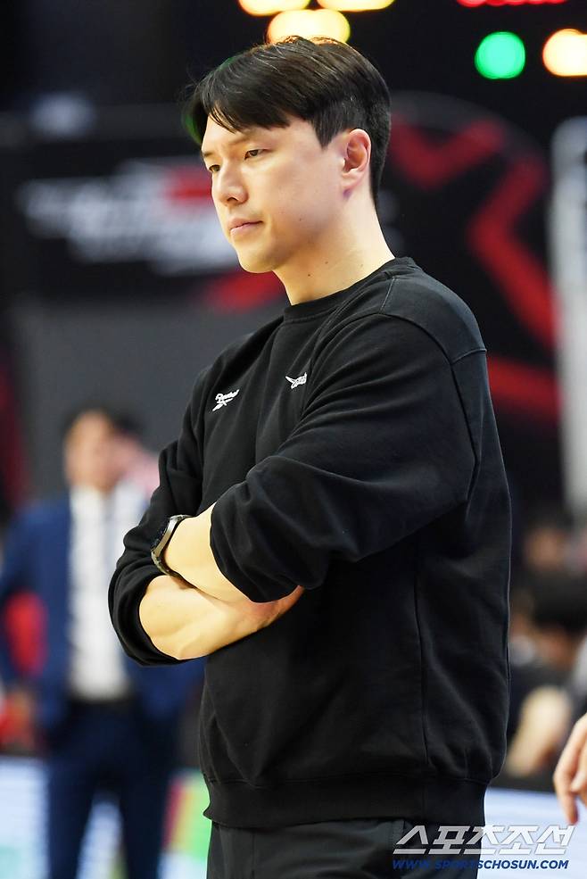 30일 수원 KT소닉붐아레나에서 열린 프로농구 수원 KT와 서울 삼성의 경기. 김효범 감독의 표정이 아둡다. 수원=박재만 기자 pjm@sportschosun.com/2025.12.30/