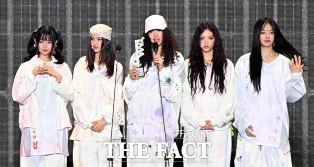 소속사 어도어를 무단 이탈하고 갈등을 빚던 뉴진스가 복귀 의사를 전했다. 해린과 혜인은 이미 협의를 마쳤고 민지 하니 다니엘은 협의를 하는 중이다. 사진은 뉴진스가 '2024 더팩트 뮤직 어워즈' 참석 당시 모습. /이새롬 기자