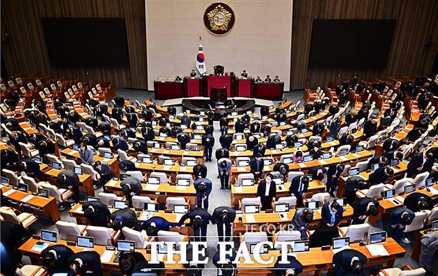 30일 오후 서울 여의도 국회에서 제430회 국회(임시회) 제3차 본회의가 열린 가운데 국회의원들이 국민들에게 새해 인사를 하고 있다. /국회=배정한 기자