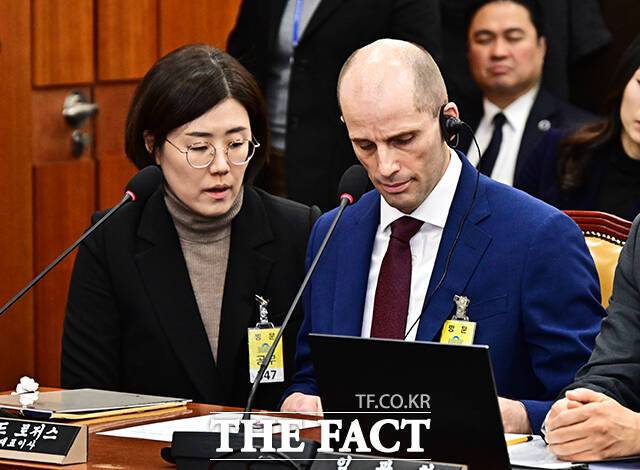 해럴드 로저스 쿠팡 대표이사가 30일 오전 서울 여의도 국회에서 열린 ‘쿠팡 침해사고 및 개인정보 유출, 불공정 거래, 노동환경 실태 파악과 재발방지 대책 마련을 위한 청문회’에 증인으로 출석해 동시번역기를 착용하고 있다. /국회=배정한 기자