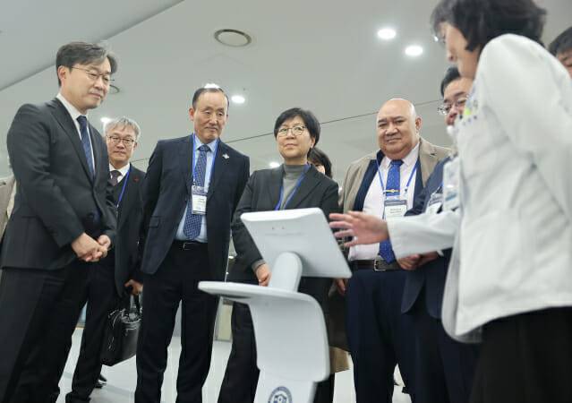 이강영 세브란스병원장, (가운데) 정은경 보건복지부 장관, (그 오른편부터) 사이아 마우 피우칼라 사무총장, 우에노 겐이치로 후생노동성 장관이 AI 기기에 대한 설명을 듣고 있는 모습. (사진=연세대의료원)