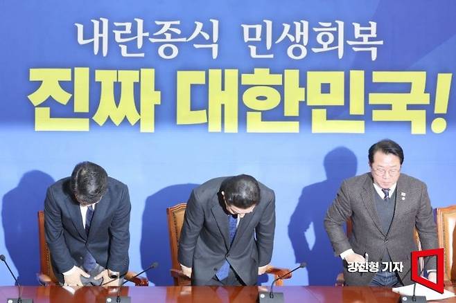 김병기 더불어민주당 원내대표가 30일 서울 여의도 국회에서 열린 원내대책회의에서 원내대표직 사퇴 입장을 밝힌 뒤 인사하고 있다. 2025.12.30 강진형 기자