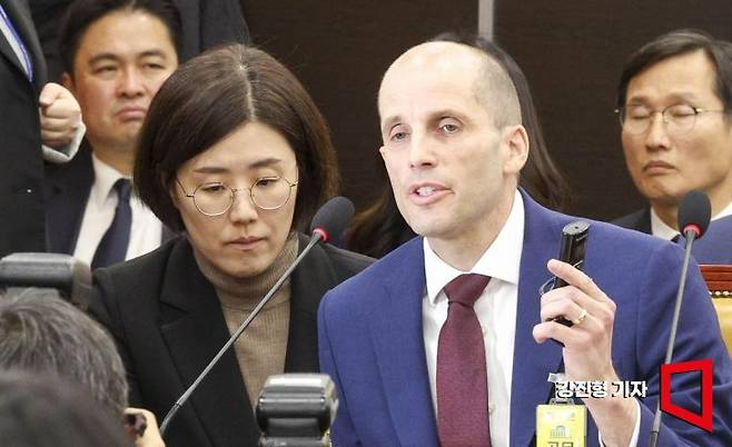 헤롤드 로저스 쿠팡 대표이사가 30일 서울 여의도 국회에서 열린 '쿠팡 연석 청문회'에 참석해 발언 하고 있다. 2025.12.30 강진형 기자