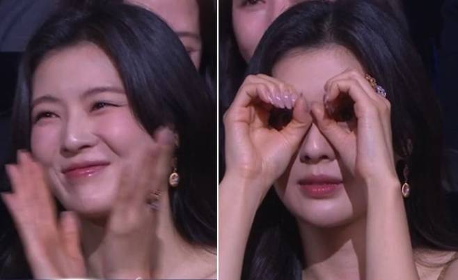 제46회 청룡영화상에 참석한 배우 이선빈이 시상자로 등장한 연인 이광수를 보고 있다./KBS