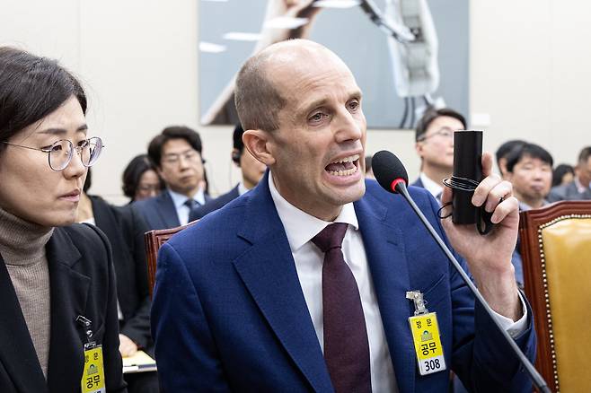 해롤드 로저스 쿠팡 대표이사가 30일 서울 여의도 국회에서 열린 제430회국회(임시회) 쿠팡 침해사고 및 개인정보 유출, 불공정 거래, 노동환경 실태 파악과 재발방지 대책 마련을 위한 연석 청문회에 출석해 최민희 위원장의 동시통역기 착용 지시에 답변하고 있다./뉴스1