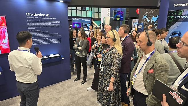 인공지능(AI) 반도체 기업 딥엑스가 올해 초 열린 CES 2025에 참가해 관객들에게 자사 기술을 소개하고 있는 모습./딥엑스