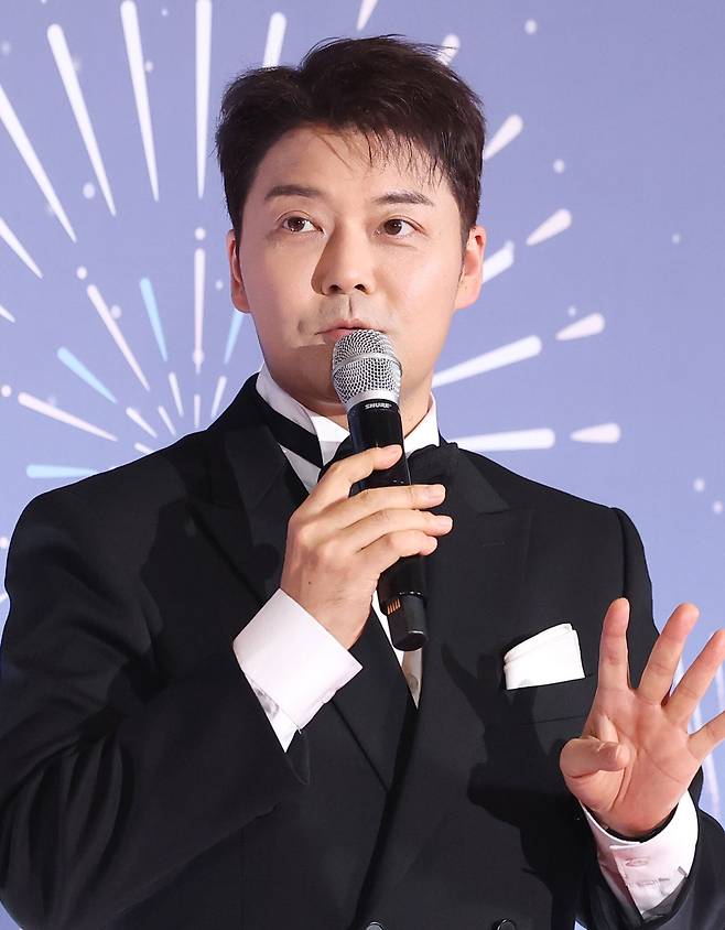 방송인 전현무가 29일 오후 서울 마포구 MBC 미디어센터 공개홀에서 열린 '2025 MBC 방송연예대상' 레드카펫 행사에 참석해 인사말을 하고 있다. /뉴스1