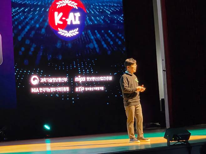 성낙호 네이버클라우드 AI 기술 총괄이 30일 서울 코엑스 오디토리움에서 열린 ‘독자 AI 파운데이션 모델 프로젝트 1차 발표회’에서 발언을 하고 있다. /심민관 기자