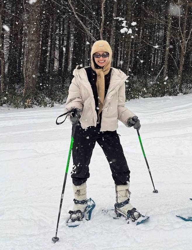 페어 아일 니트와 시어링 부츠를 활용한 아프레 스키 룩을 선보인 장희령. 인스타그램 @hehehe0