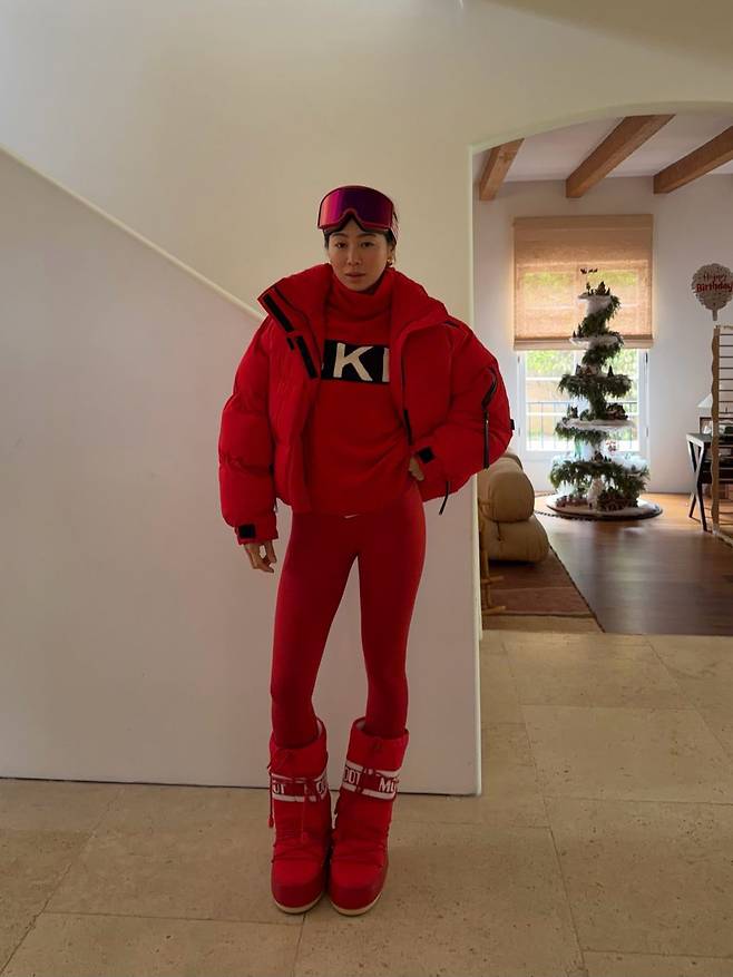 강렬한 레드룩과 샤프카 햇 및 페어아일 스웨터로 아프레 스키룩을 연출한 패션 인플루언서 아미송. 인스타그램 @aimeesong
