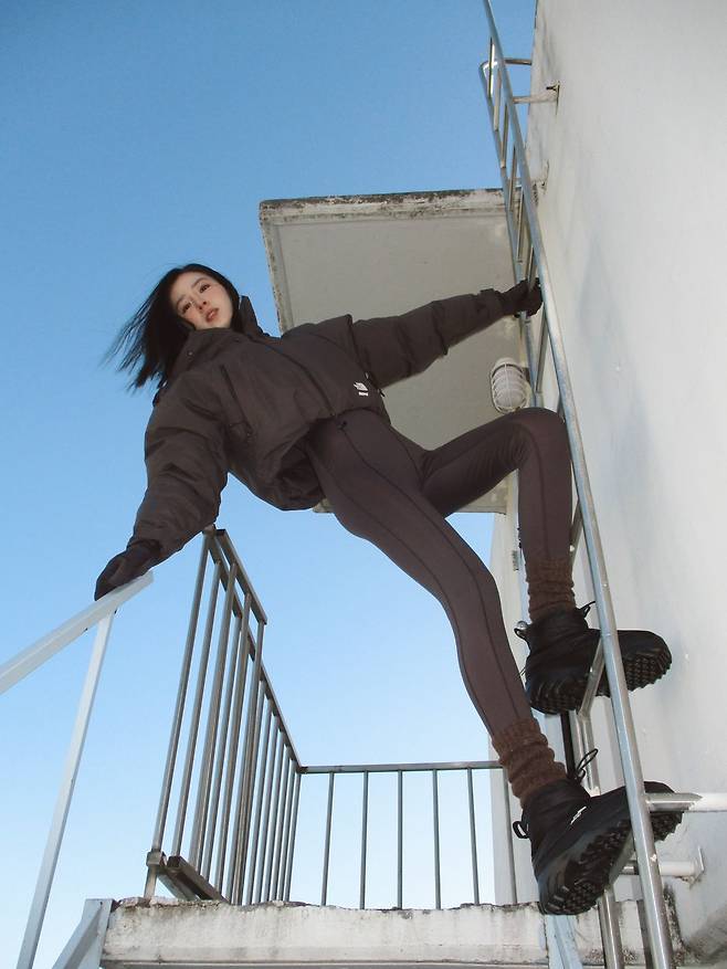 스포티한 아프레 스키룩을 선보인 모델 아이린. 인스타그램 @ireneisgood