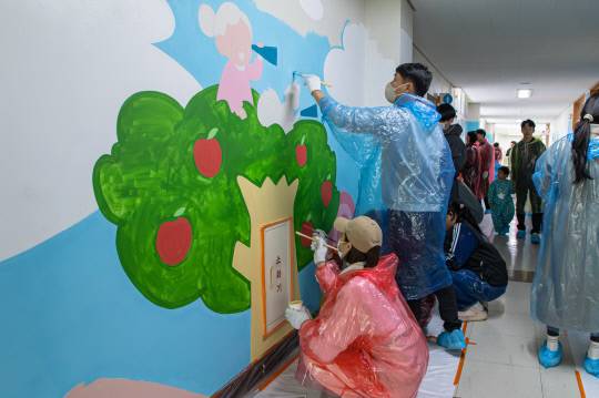 한국타이어앤테크놀로지 임직원 가족들이 '가족과 함께하는 벽화 그리기' 봉사활동에 나서고 있다. 한국타이어앤테크놀로지 제공
