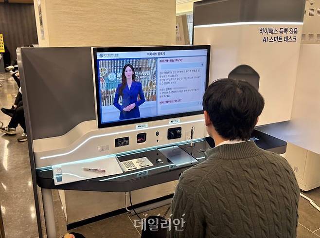 용인세브란스병원 관계자가 AI 스마트 데스크를 사용하고 있다. ⓒ데일리안 김효경 기자