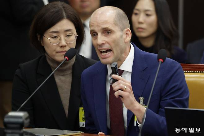 해롤드 로저스 쿠팡 임시대표가 30일 서울 여의도 국회에서 열린 제430회국회 쿠팡 침해사고 및 개인정보 유출, 불공정 거래, 노동환경 실태 파악과 재발방지 대책 마련을 위한 연석 청문회에 출석해 동시통역기를 들고 최민희 과방위장에게 항의하고 있다. 박형기 기자 oneshot@donga.com