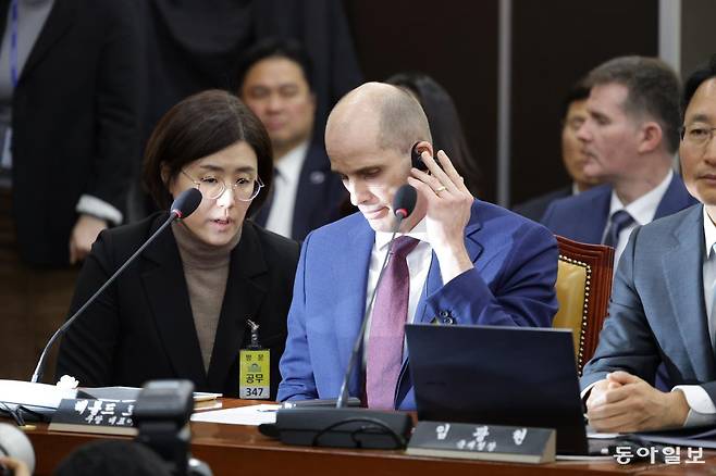 해롤드 로저스 쿠팡 임시대표가 30일 서울 여의도 국회에서 열린 제430회국회 쿠팡 침해사고 및 개인정보 유출, 불공정 거래, 노동환경 실태 파악과 재발방지 대책 마련을 위한 연석 청문회에 출석해 동시통역기를 낀 채 의원 질의를 듣고 있다. 박형기 기자 oneshot@donga.com