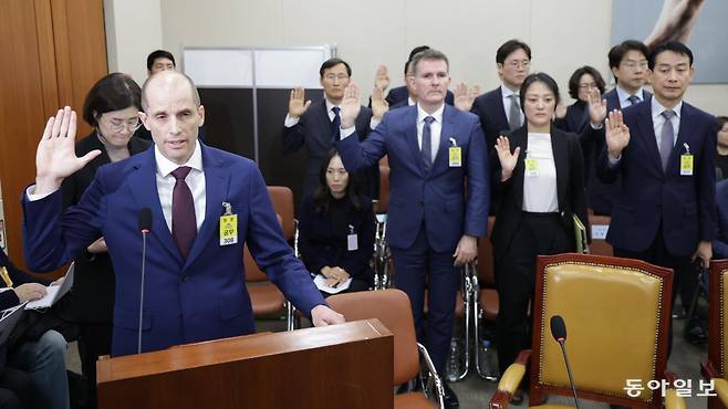 해롤드 로저스 쿠팡 임시대표가 30일 서울 여의도 국회에서 열린 제430회국회 쿠팡 침해사고 및 개인정보 유출, 불공정 거래, 노동환경 실태 파악과 재발방지 대책 마련을 위한 연석 청문회에 출석해 선서하고 있다. 박형기 기자 oneshot@donga.com