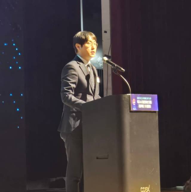 하정우 청와대 AI미래기획수석이 30일 서울 코엑스에서 열린 ‘독자 파운데이션 모델 1차 발표회’에서 축사를 하고 있다. 김영욱 기자