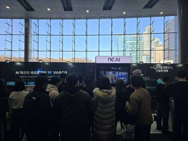 NC AI 독자 파운데이션 모델 1차 발표회 부스에 관람객들이 모여 있다. 김영욱 기자